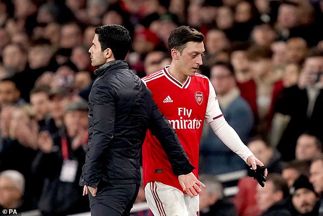 MESUT OZIL TERSINGKIR DARI SQUAD UTAMA ARSENAL, ARTETA MINTA MAAF